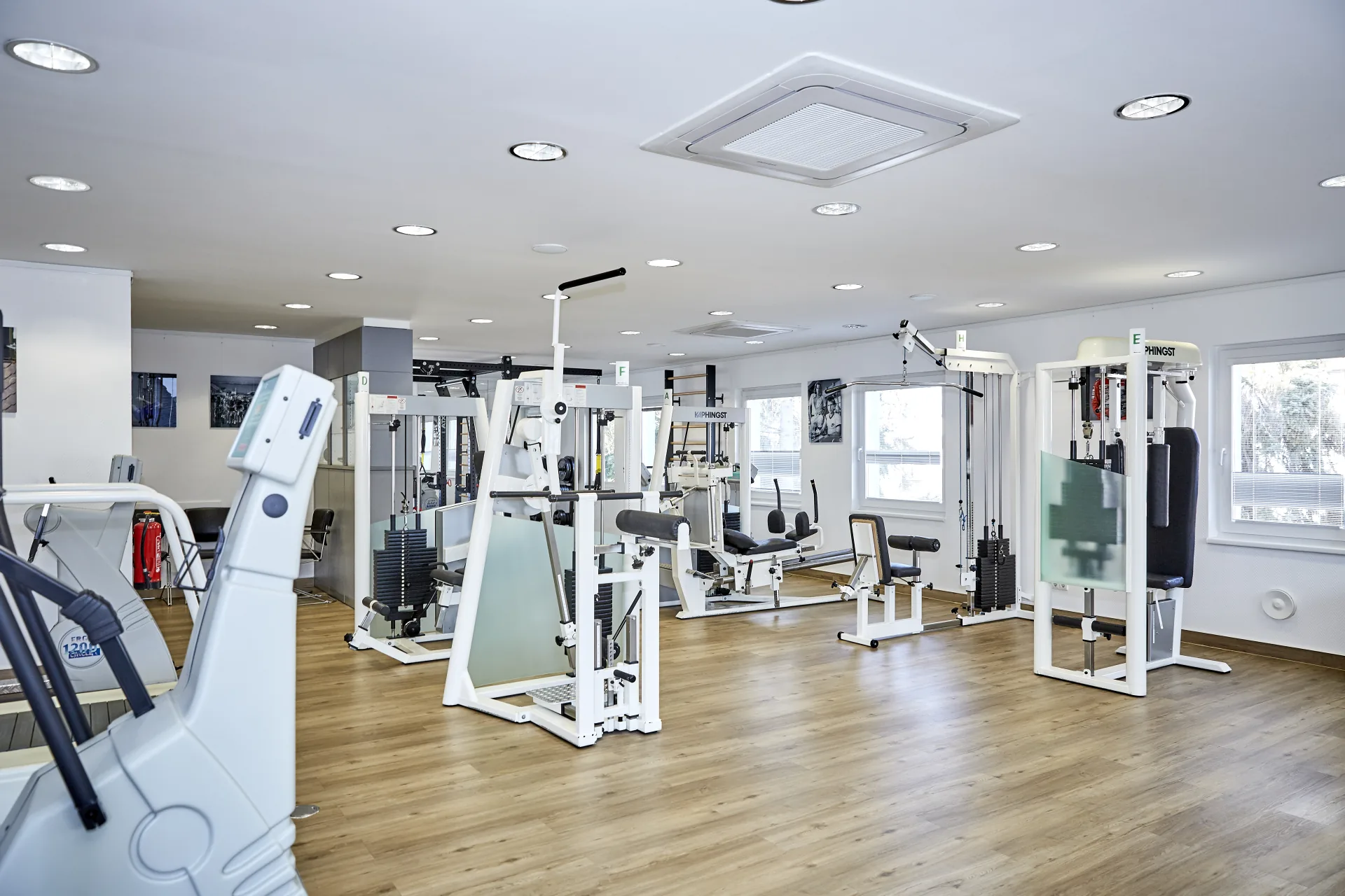 Großzügiger und voll ausgestatteter Trainingsbereich für Krankengymnastik am Gerät (KGG) und medizinische Trainingstherapie bei PHYSIOMED SÜD Berlin für sportbegeisterte Physiotherapeuten.
